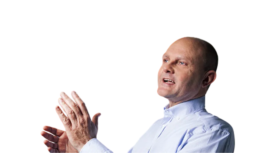 Thomas Höster erklärt mit offenen Händen
